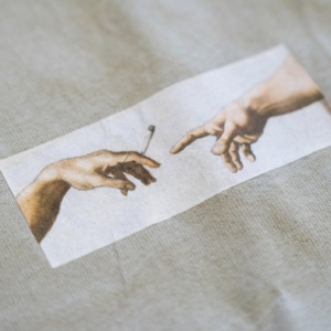 Tee-Shirt FEEL THE DIVINE – accessoire Spliff, gros plan