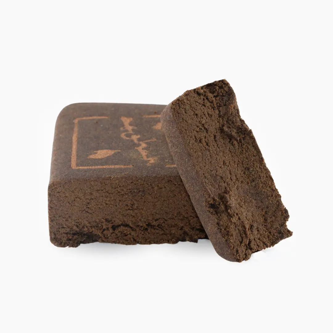 Maroccan Hash 60% THCX, przesiewana kostka w ciepłym ciemnym brązie
